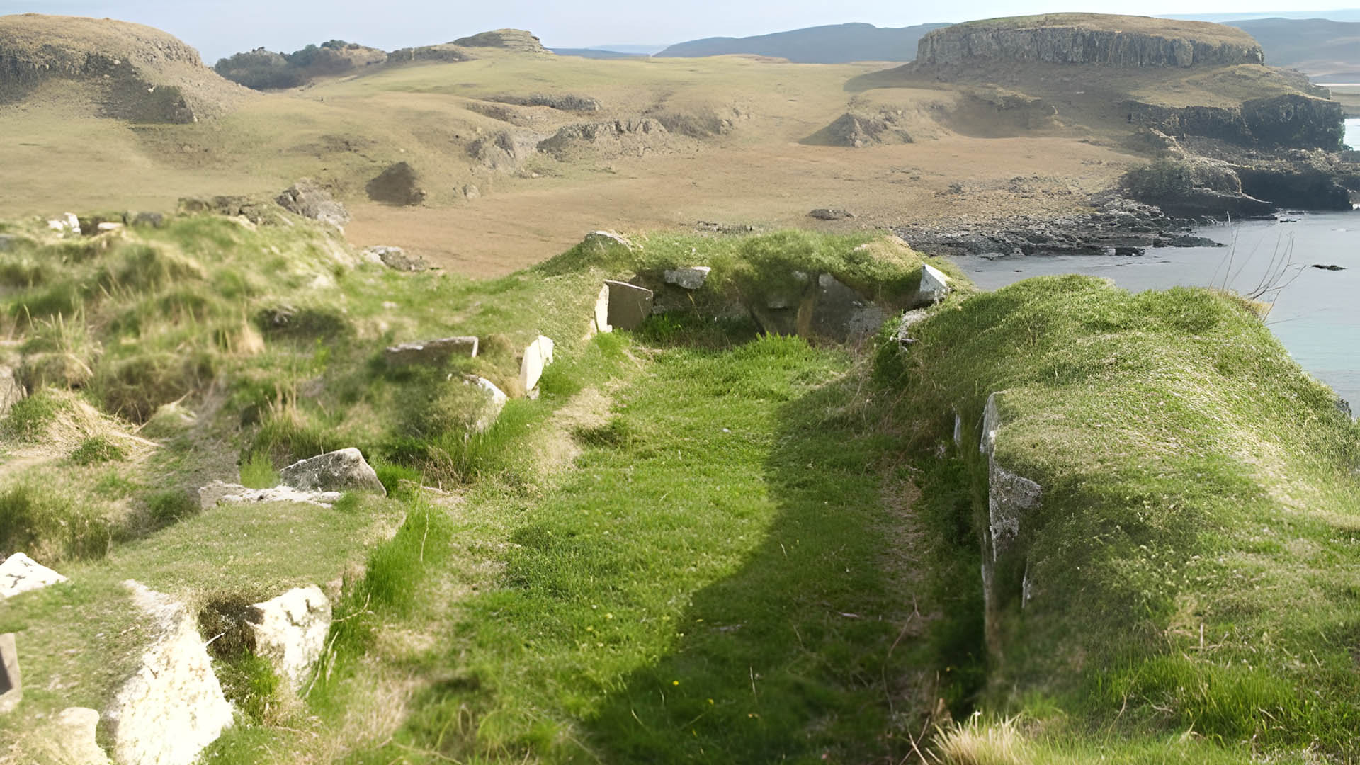 Dùn Ara Fort on rocky coastal outcrop